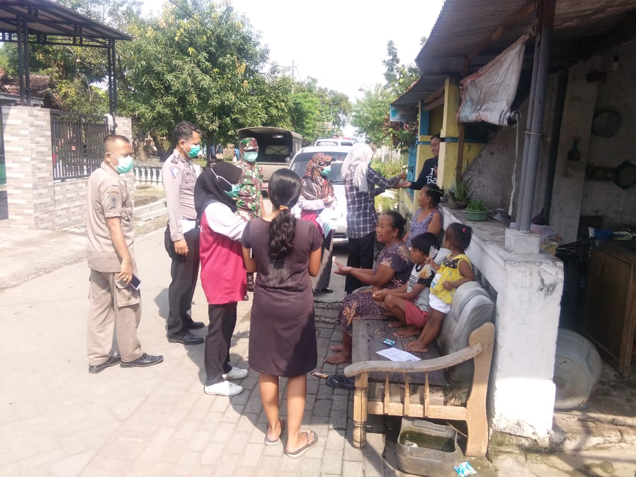 Peduli Masyarakat Sehat, Babinsa Desa Tarik Bantu Penyemprotan