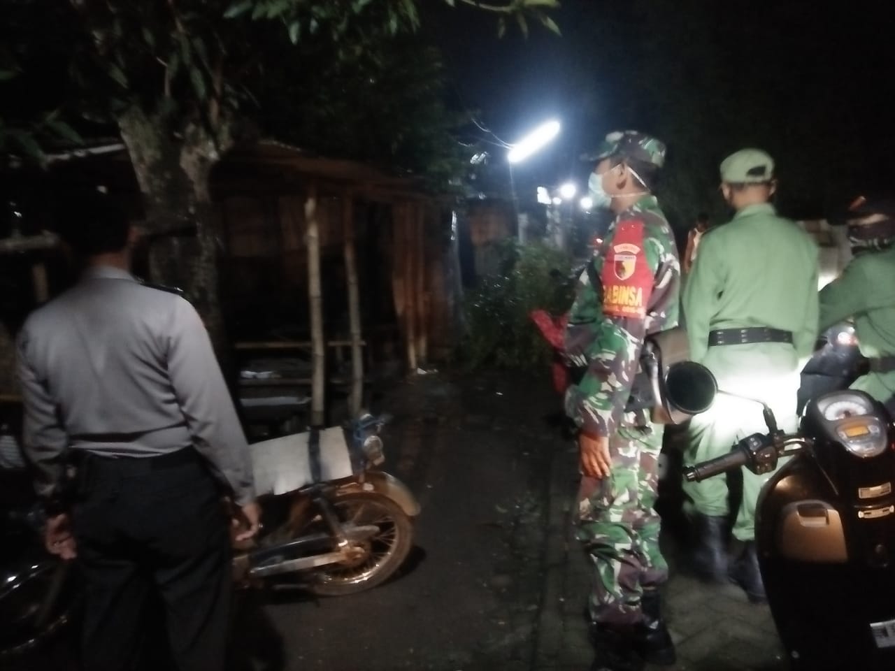 Pemdes Watugolong patroli cegah penyebaran virus Corona (covid-19).