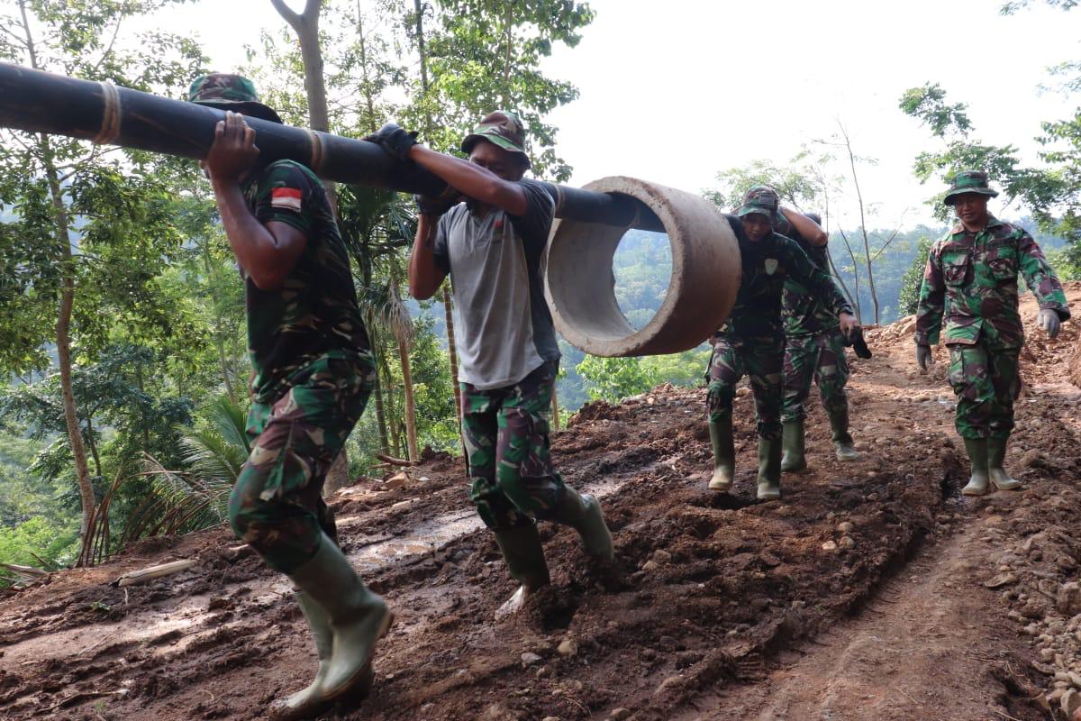 Ringan sama di jinjing berat sama dipikul motto Satgas TMMD ke 107