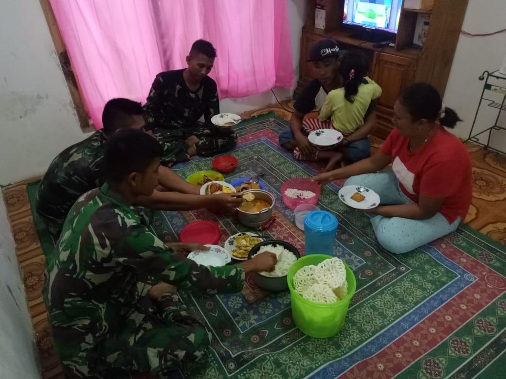 Makan Siang Jadi Keakraban TNI Dan Warga