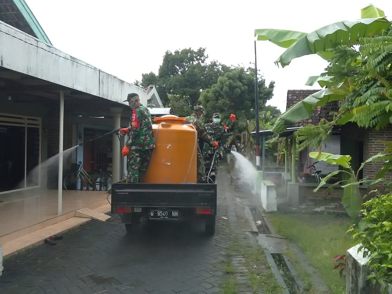 Babinsa Desa Jenggot Bersama Babinkamtibmas Melaksanakan Penyemprotan