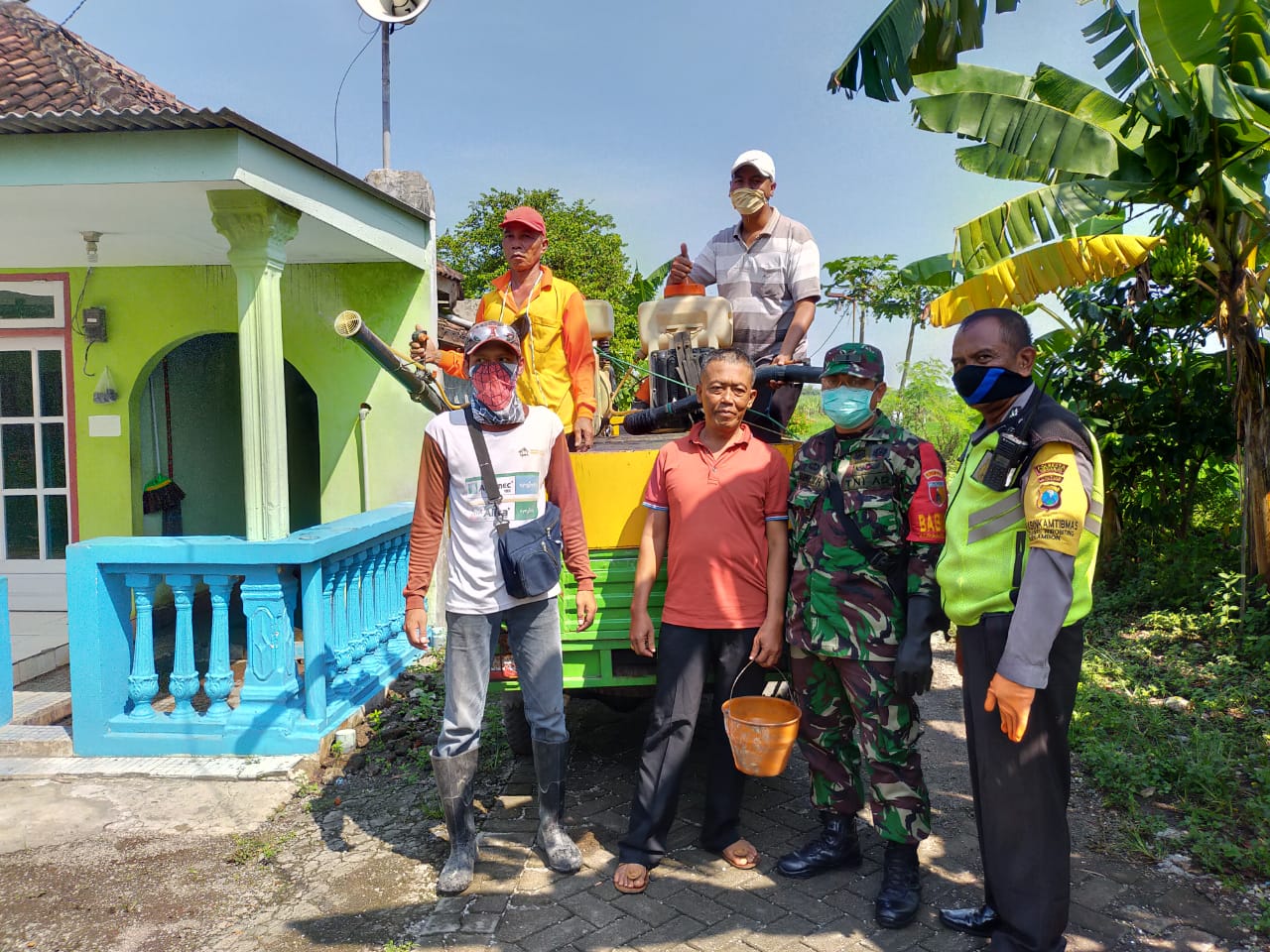 Babinsa Prambon pimpin penyemprotan desinfektan disekitar rumah warga