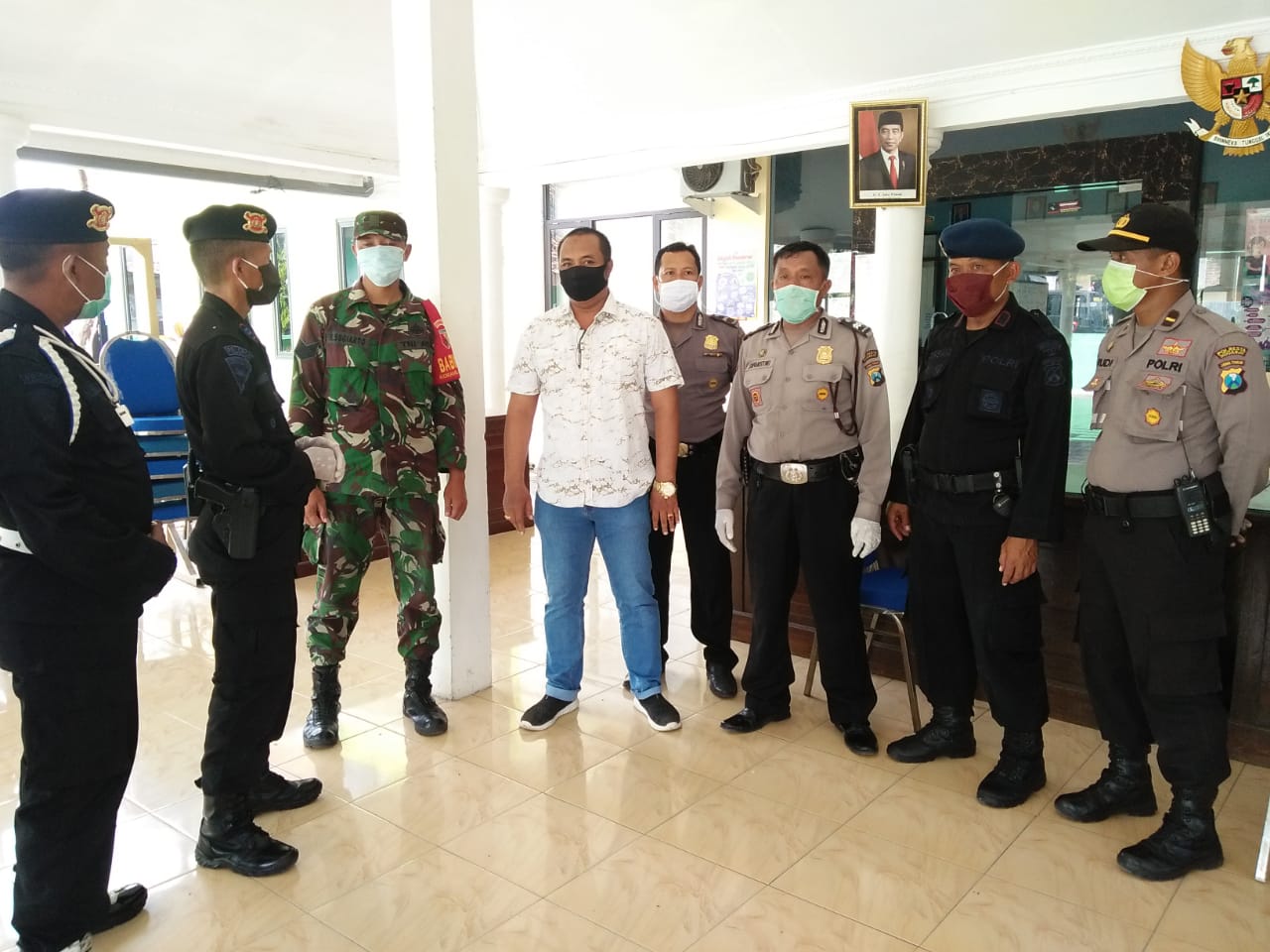 Babinsa Koramil 0816/08 Jabon Bersama Tim Lainnya Lakukan Penyemprotan