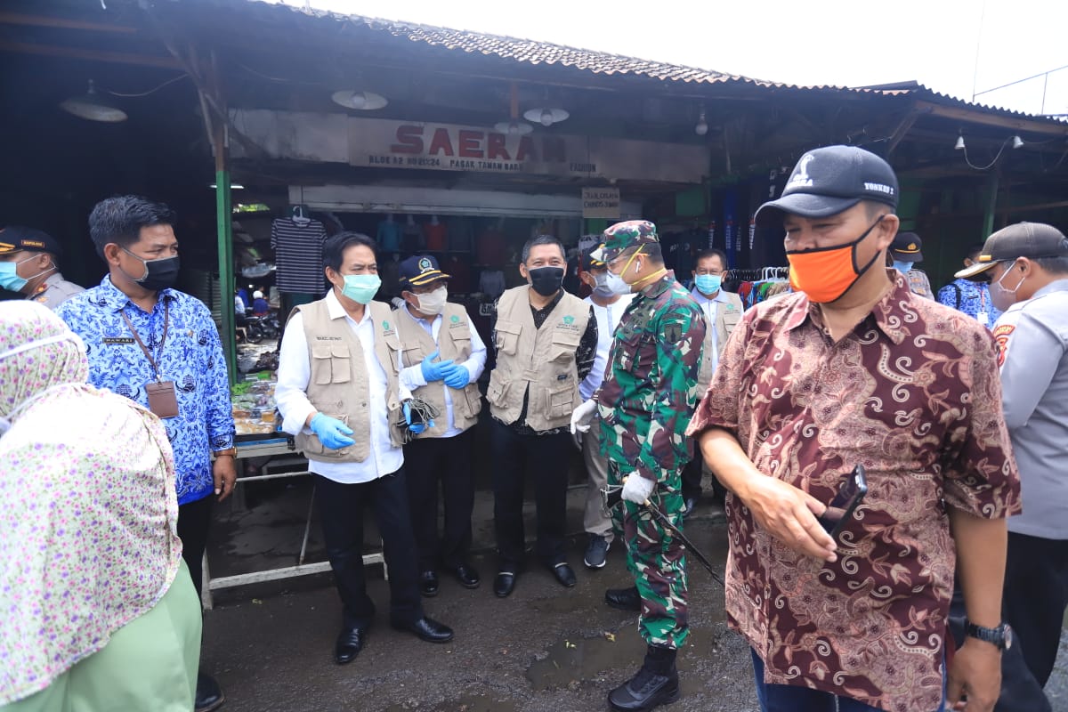 CEGAH PENYEBARAN VIRUS COVID 19,FORKOPIMDA SIDOARJO BAGIKAN MASKER