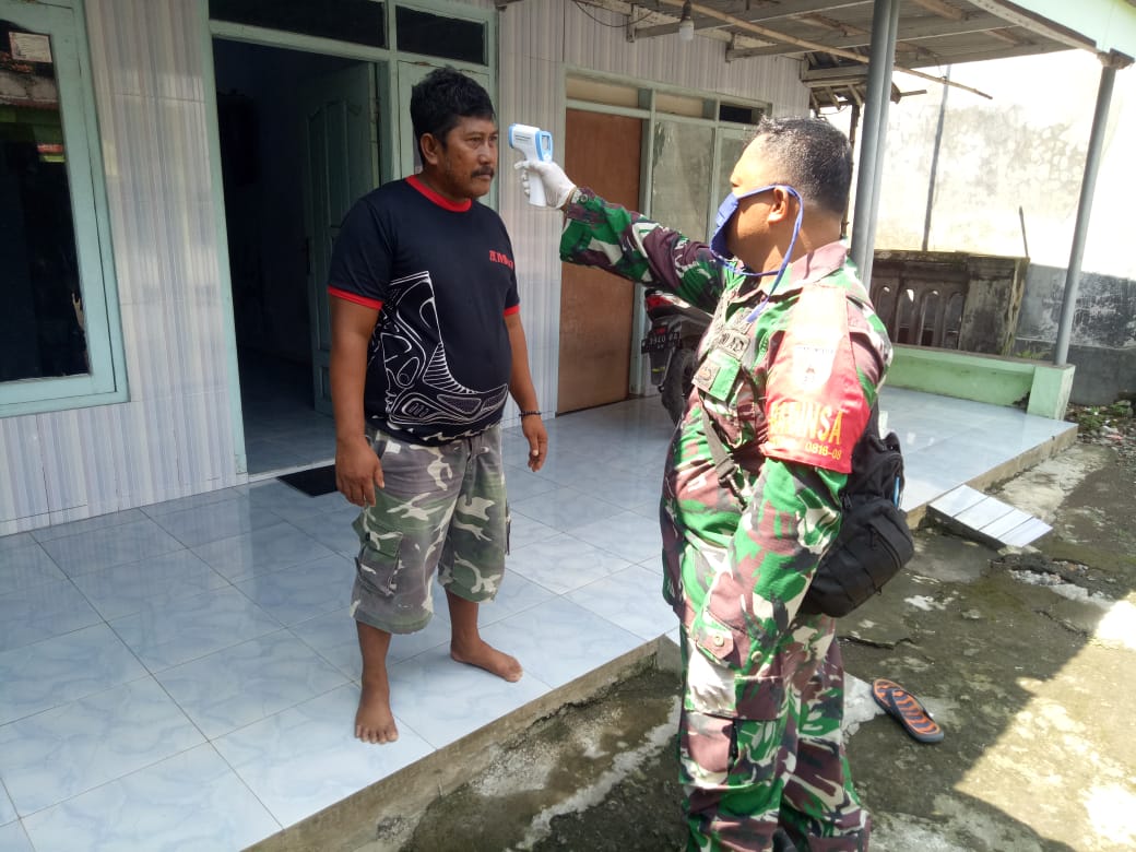 Babinsa, Bhabinkamtibmas Dan Bidan Desa Kedungrejo Jabon Periksa Warga