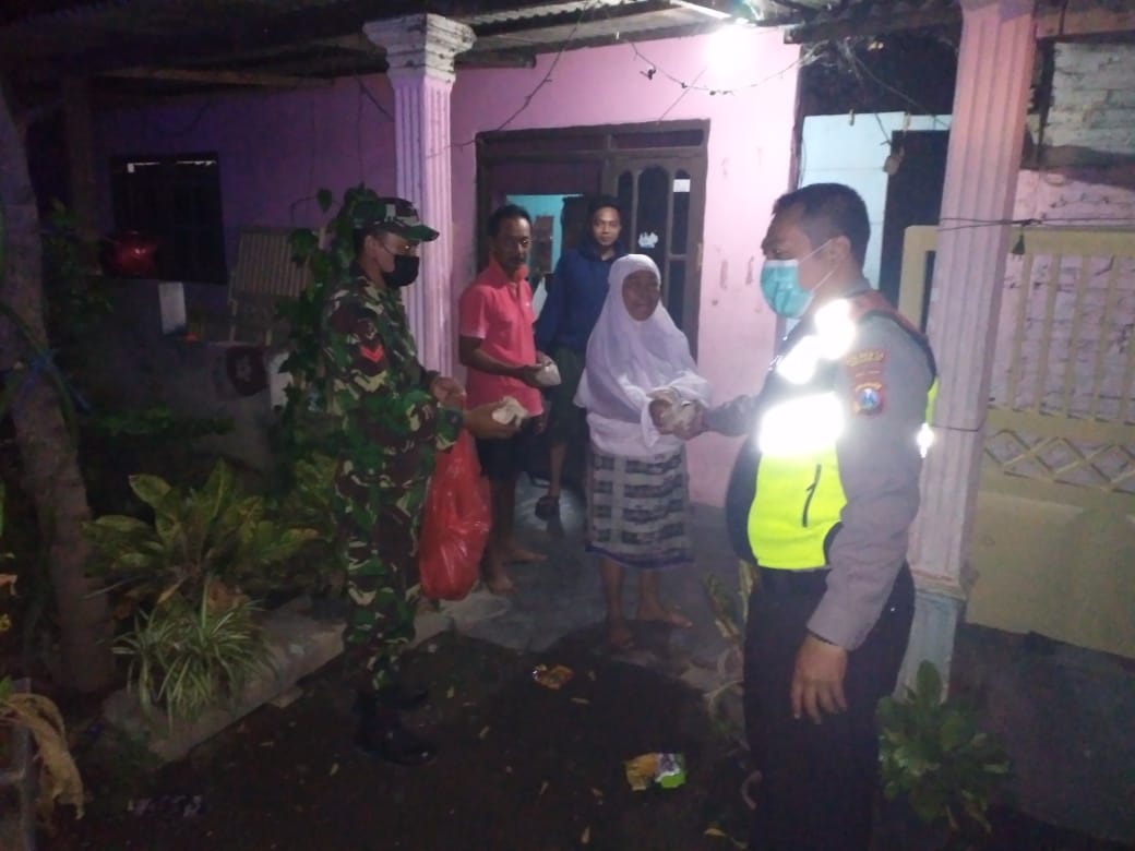 Jelang Buka Puasa Babinsa dan Tiga Pilar Bantu Bagikan Nasi Bungkus