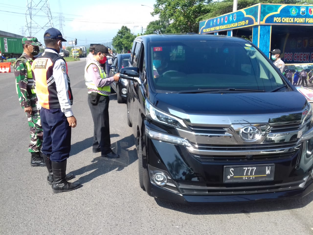 Babinsa juwet kenongo turut andil dalam pengamanan pos PSBB Porong