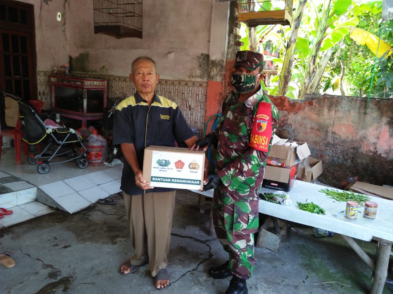 Babinsa Ramil 0816/13 Berikan Paket sembako langsung kepada masyarakat
