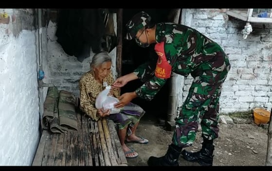 Babinsa Koramil 0816/08 Jabon bagikan Sembako Dari Kodam V/Brawijaya