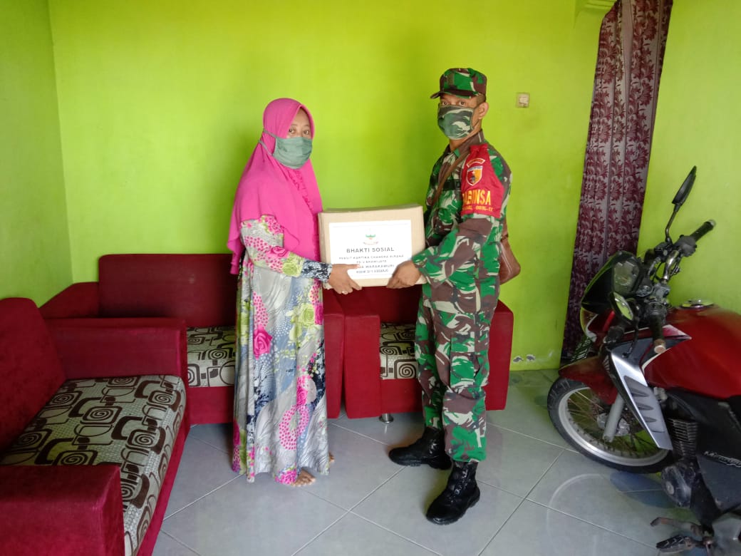 Babinsa Koramil 17 Gedangan Salurkan Bantuan Sembako Dari Persit KCK