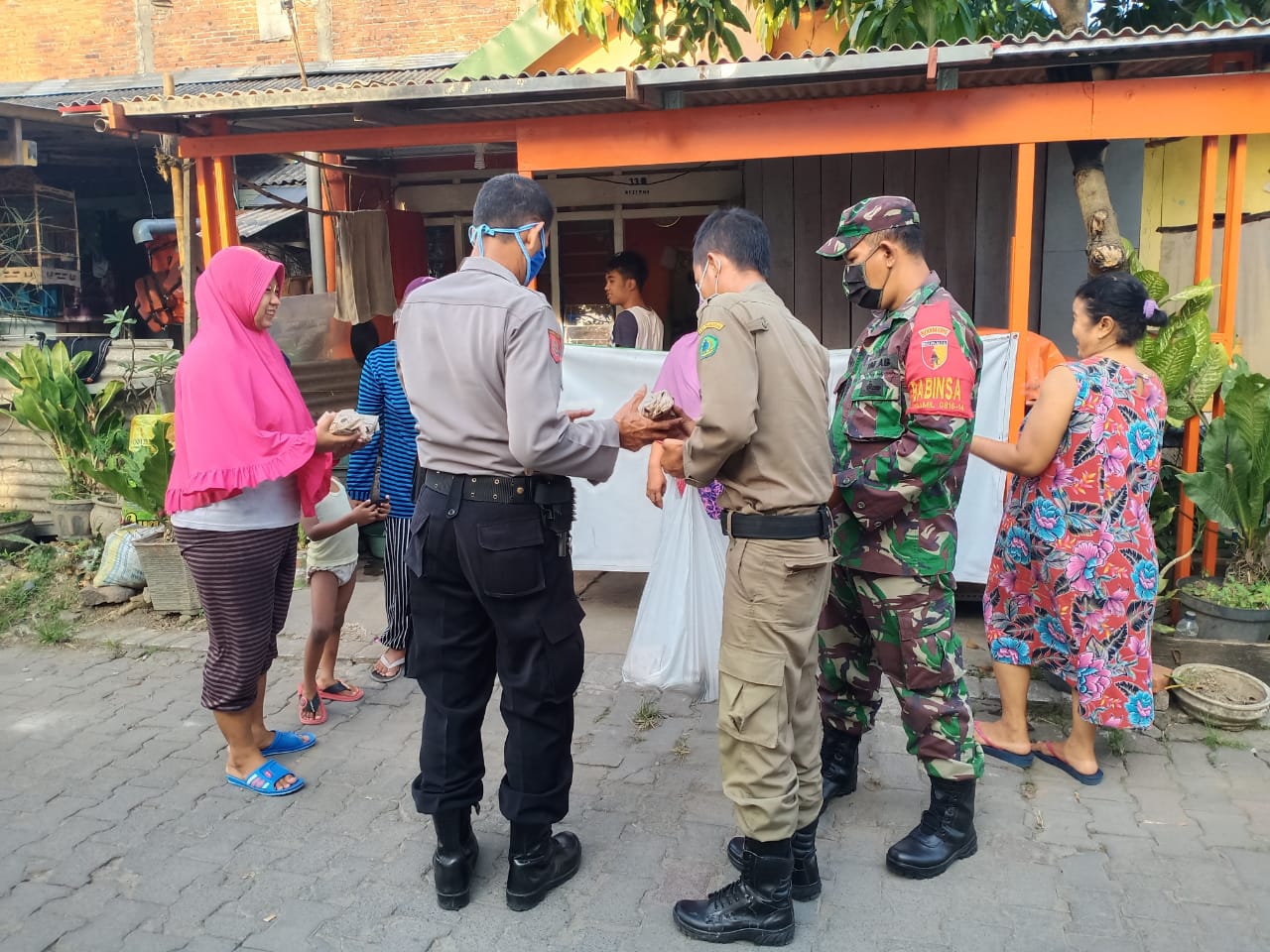 Dapur Umum TNI/Polri Babinsa Koramil 14 /Taman Bagikan 300 Nasi Kotak