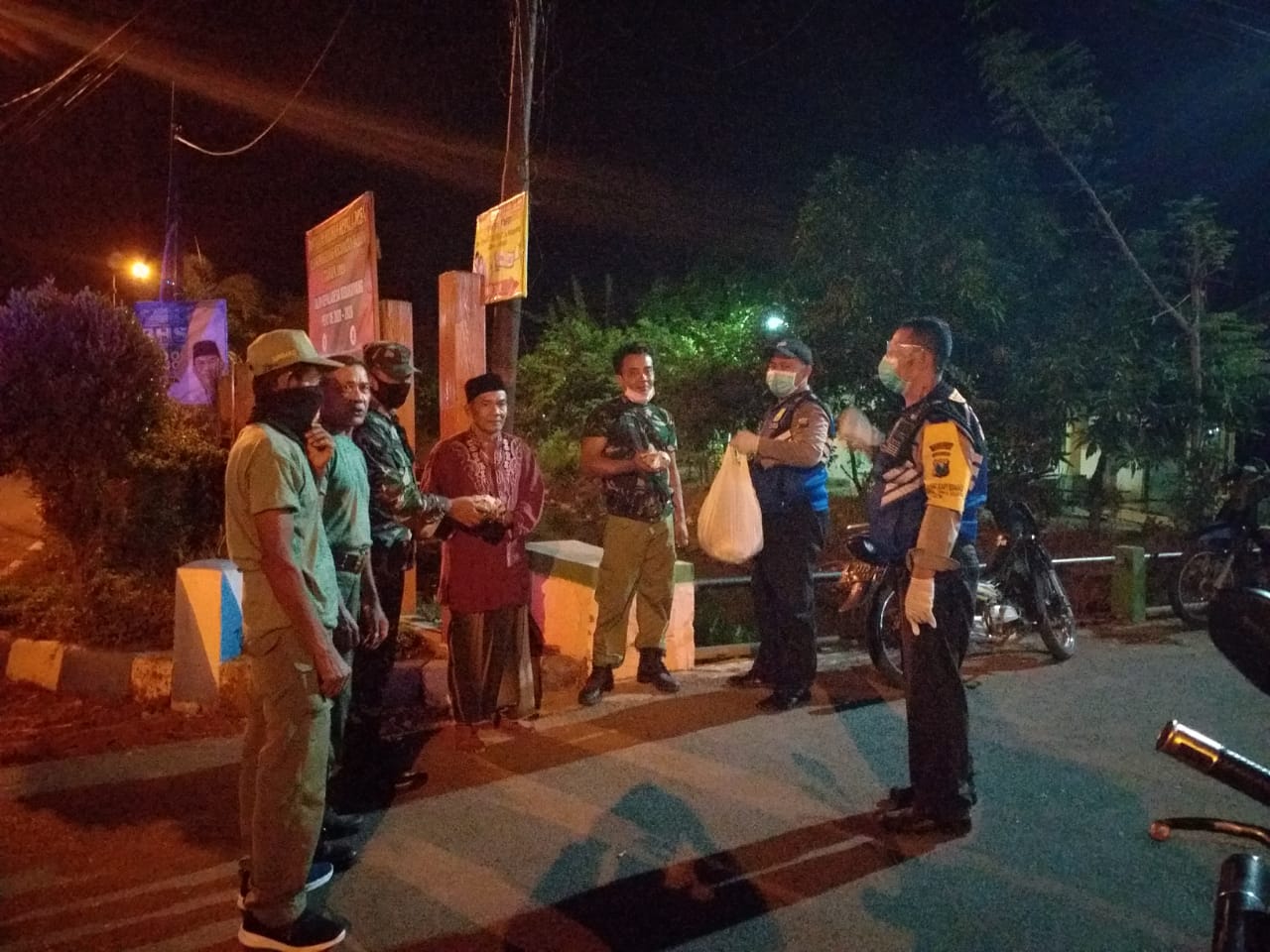 Keharmonisan Forkopimka Kecamatan Jabon Bagikan Nasi Bungkus Ke warga