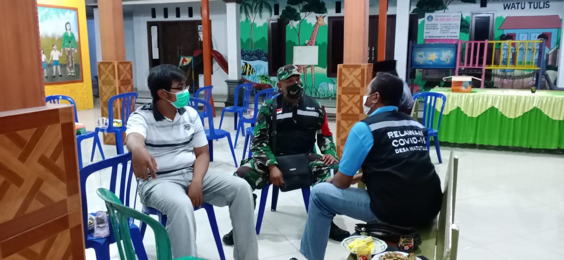 Babinsa Koramil 0816/12 tinjau Posko Check Point Lawan Covid19 Ds Temu