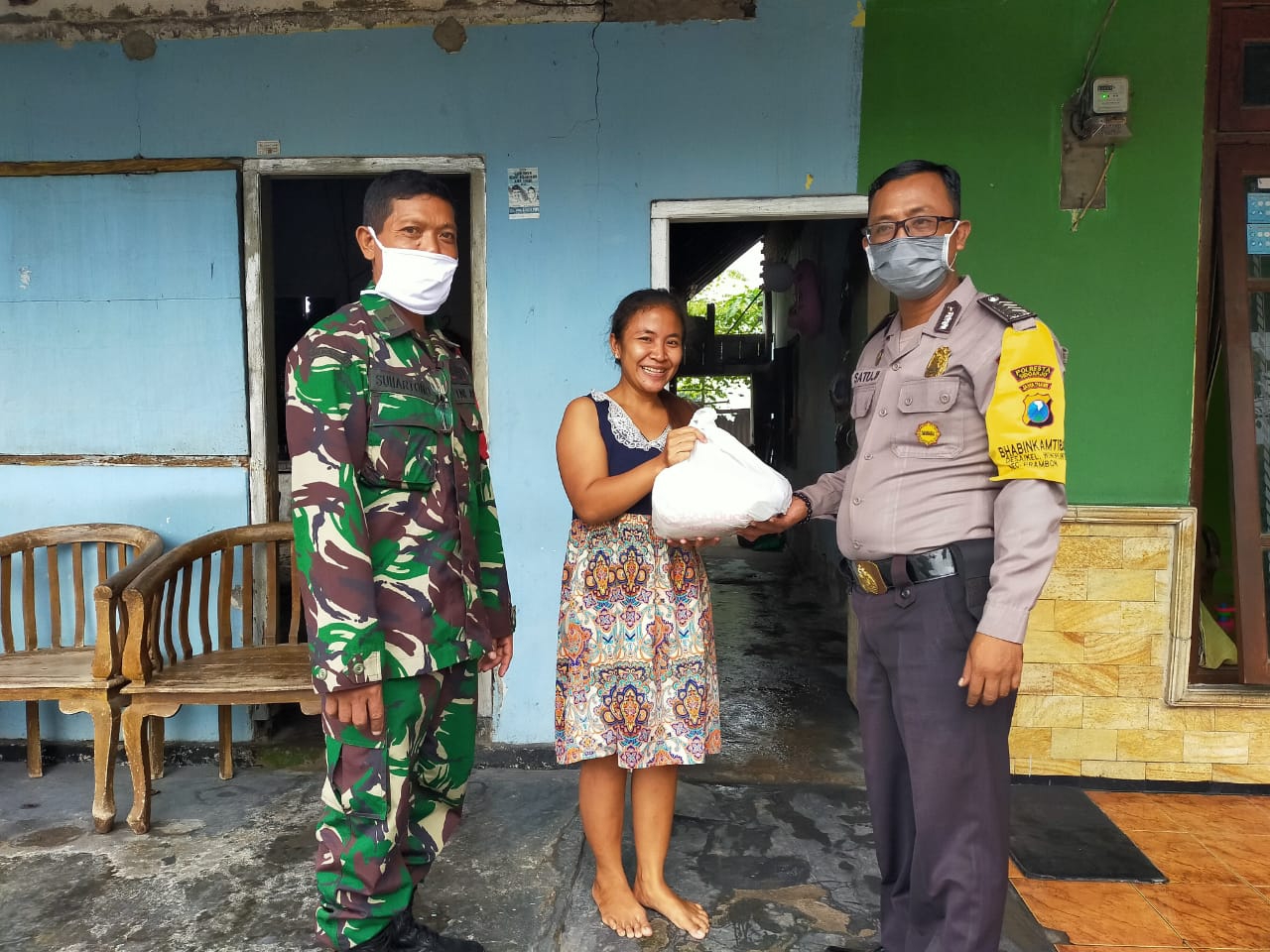 Babinsa dan Babinkamtibmas Prambon sisihkan gaji untuk beli sembako