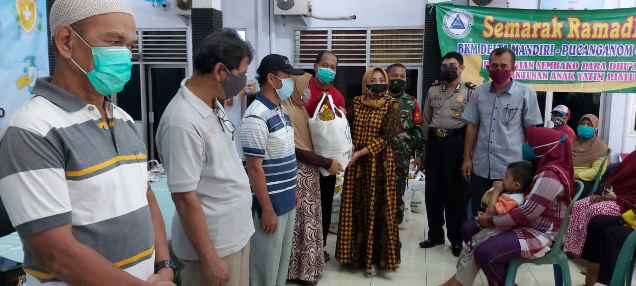 Sinergitas Babinsa 01 Kelurahan Pucang Anom Sidoarjo bagikan sembako
