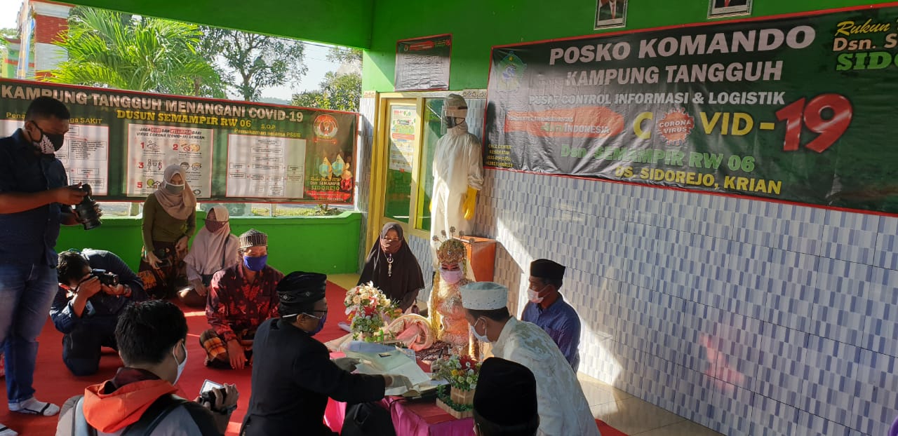 KAMPUNG TANGGUH DSN SEMAMPIR RW 06 ADAKAN NIKAH DI POSKO COVID-19