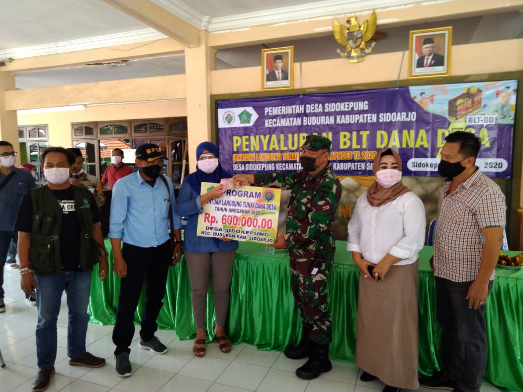babinsa Koramil 0816/03 Buduran Dampingi Pembagian Bantuan BLT DD
