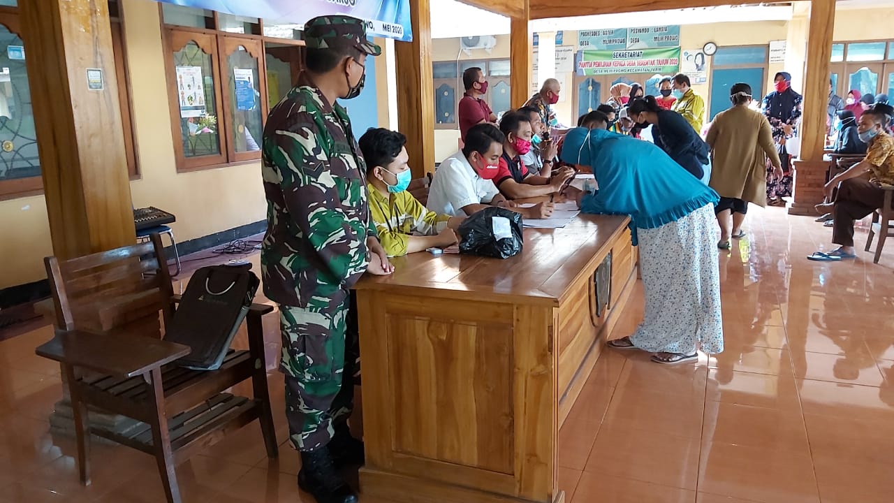 Babinsa Koramil 0816/11 Tarik, Dampingi Pembagian BLT