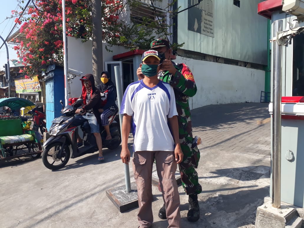 Cegah virus covid 19 Koramil 0816/05 Tulangan bagikan masker gratis