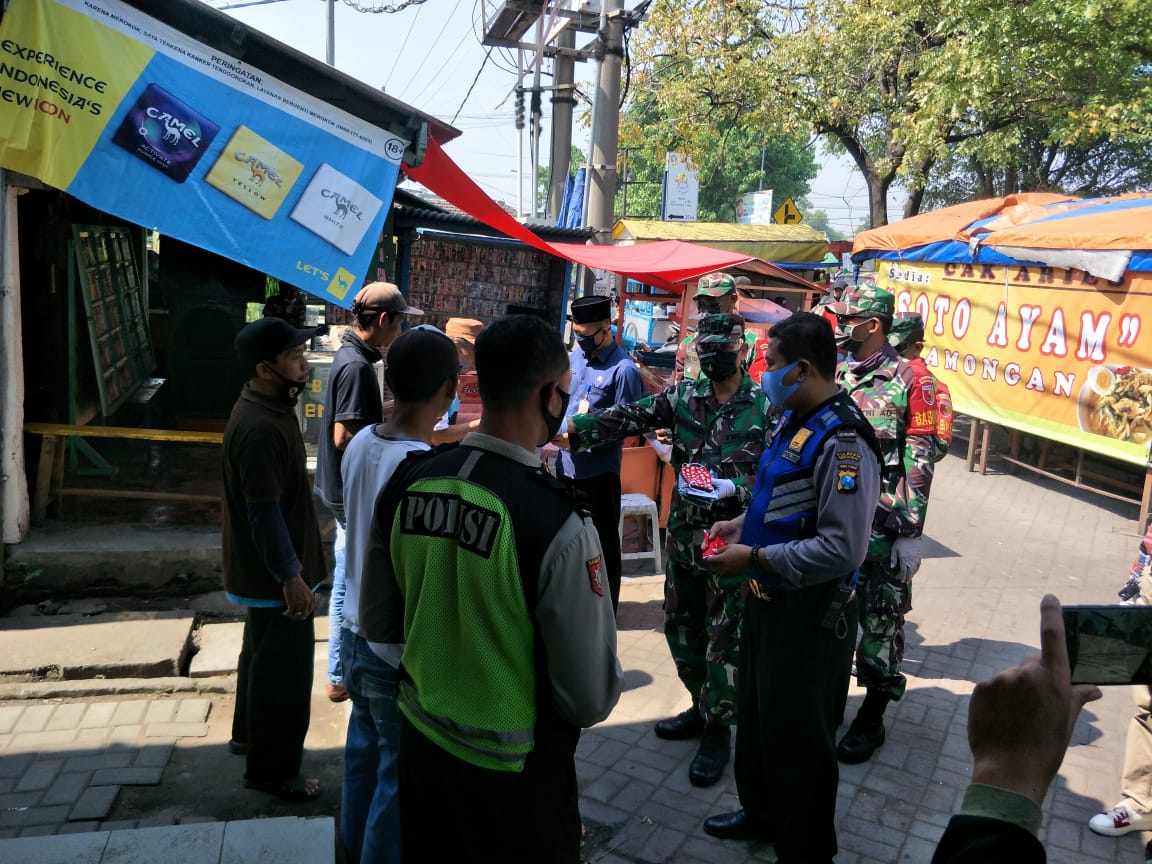 	Danramil 0816/07 Bersama Forkompimka melaksanakan Pembagian Masker