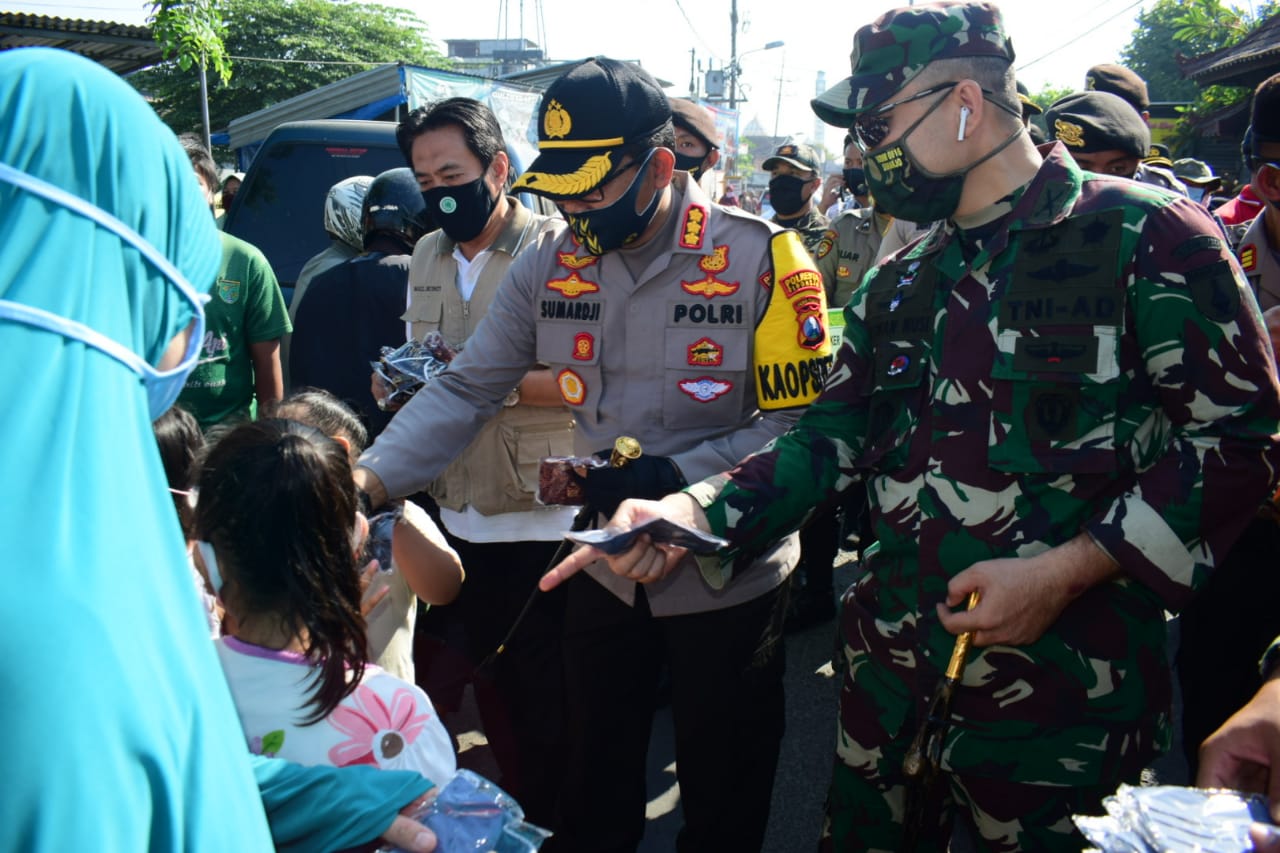 Ajak Disiplin kesehatan, Forkopimda Sidoarjo Bagikan Masker Gratis