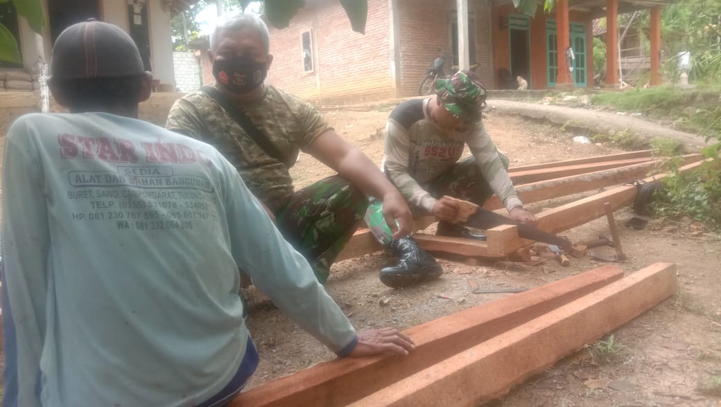 Rumah Wiji DIkeroyok Anggota Satgas TMMD Bersama Warga