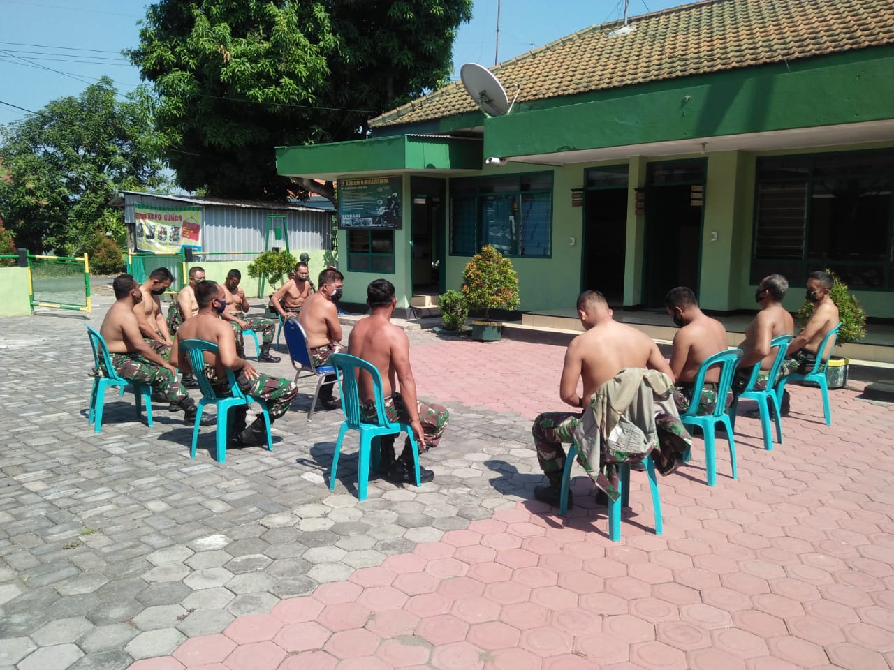 Anggota Koramil 0816 /11 Tarik Lakukan Berjemur Diri agar Tetap Sehat