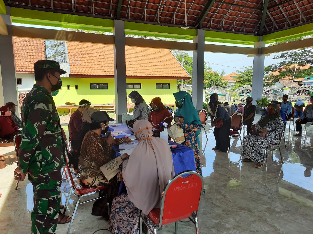 Babinsa Koramil 0816/13 Wonoayu Dampingi Penyaluran Pembagian BLT JPS