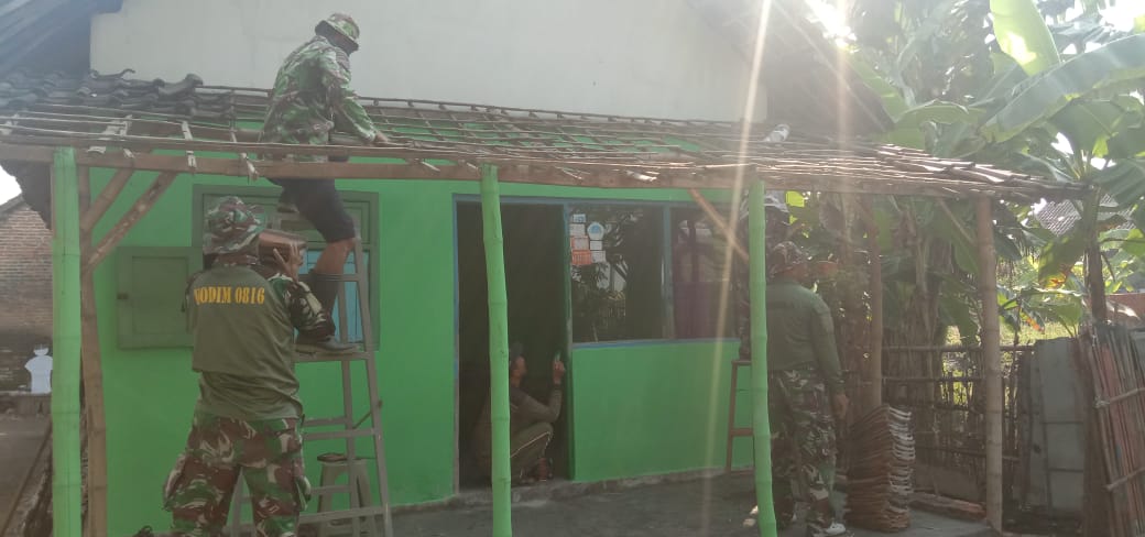 Anggota Ramil0816/07 Krembung Laksanakan Karya Bhakti di Desa Kedung S