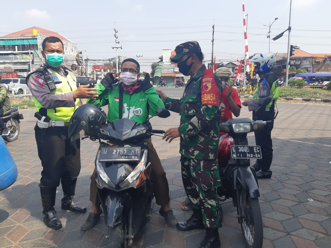 Anggota Koramil 0816/03 Buduran Tetap Disiplin Bermasker