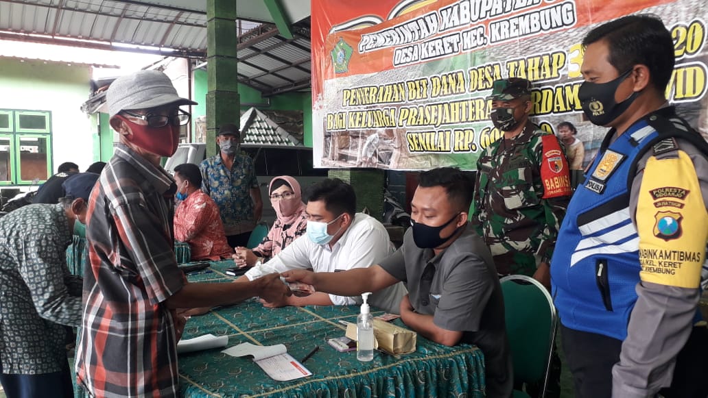Babinsa0816/07 Krembung Dampingi Pembagian Dana BLT Tahap 3 Thn 2020