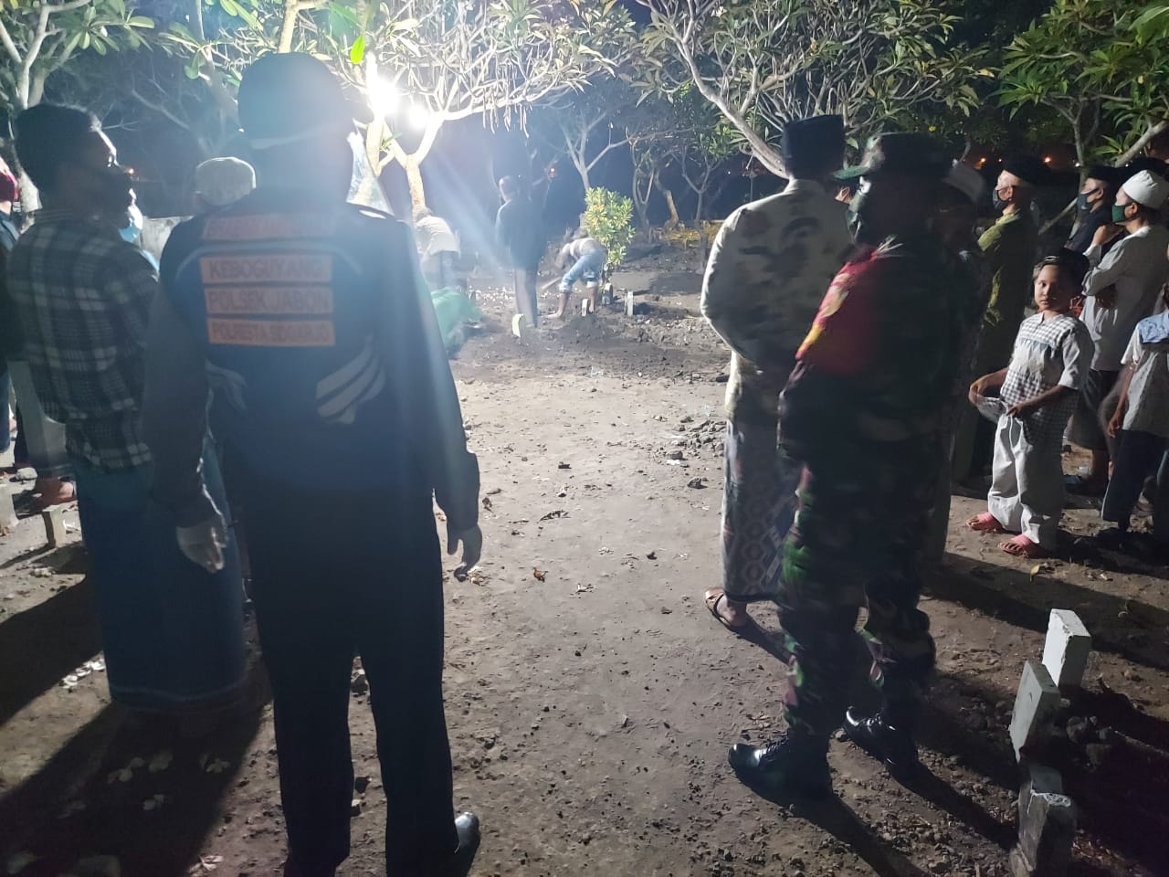 Babinsa Jabon Hadiri Proses Pemakaman menerapkan Protokol Kesehatan