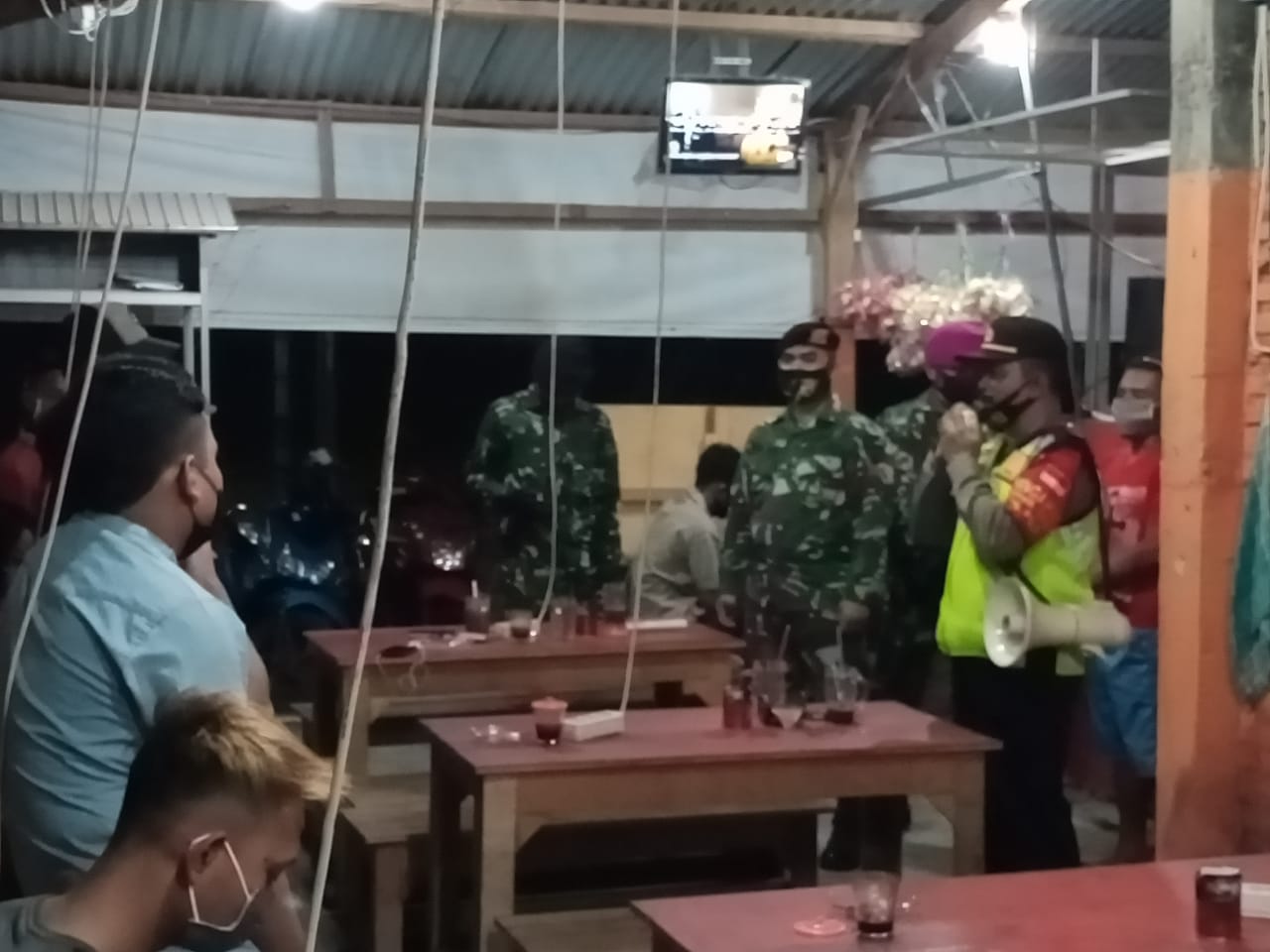 Babinsa Prambon bersama BKO terapkan edukasi protokol kesehatan