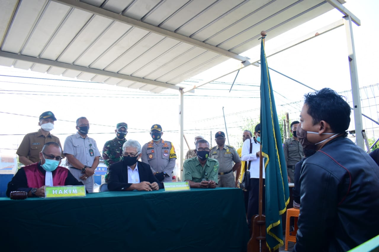 Forkopimda Sidoarjo pimpin sweeping gabungan protokol kesehatan