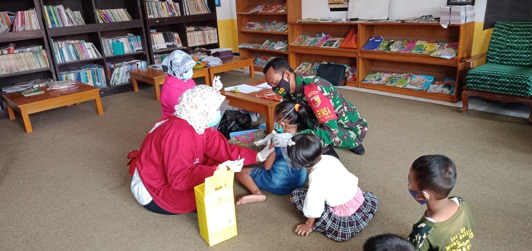 Babinsa Koramil 0816/06 Tanggulangin Mlaks Giat Pendampingan Imunisasi