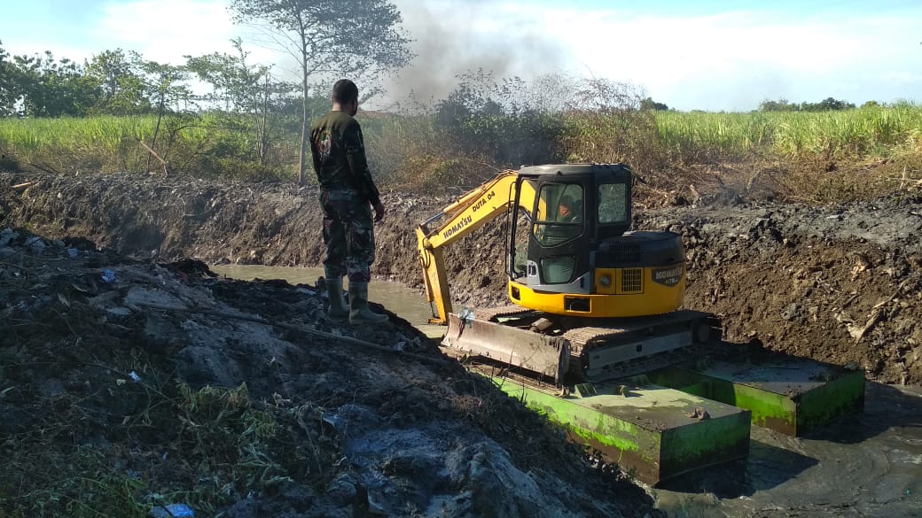 TNI bersama masyarakat melaksanakan kerja bakti normalisasi kali Avor