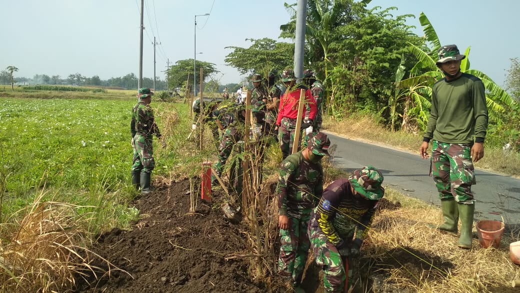 Motivasi dan Semangat Anggota Satgas TMMD dan warga bersihkan selokan