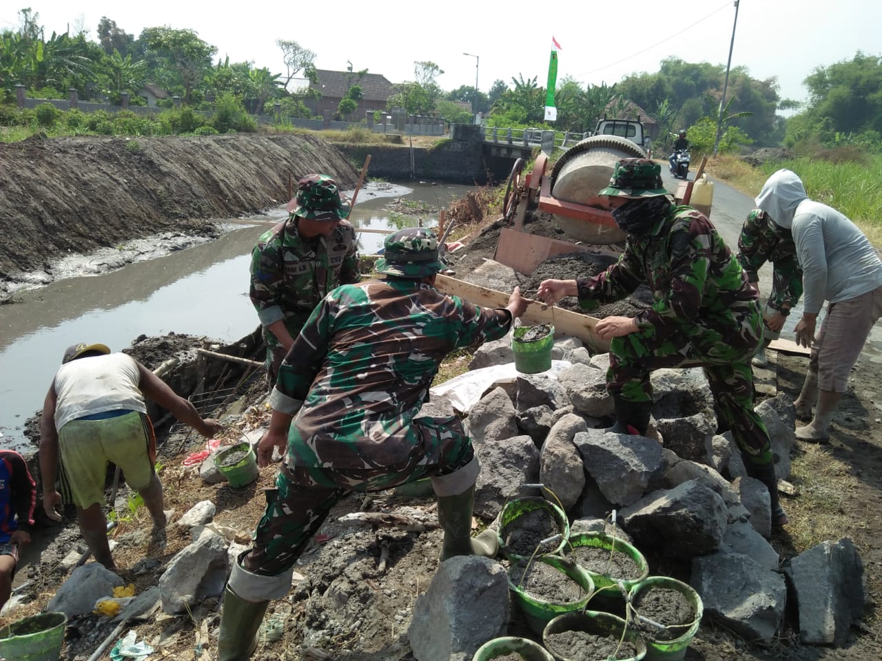 Satgas TMMD dan warga terus kebut pembangunan di 7 sasaran fisik