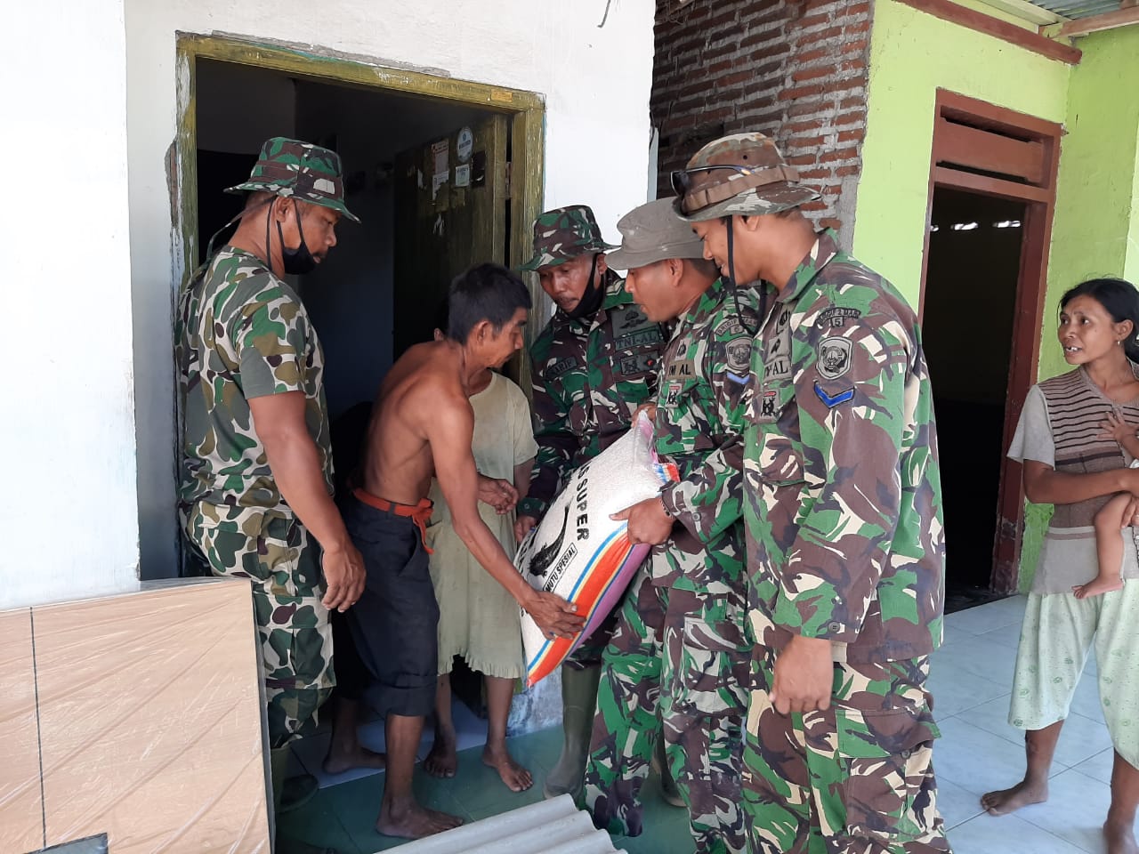 Tim Satgas TMMD ke 109 Kodim 0816/Sidoarjo berikan bantuan beras