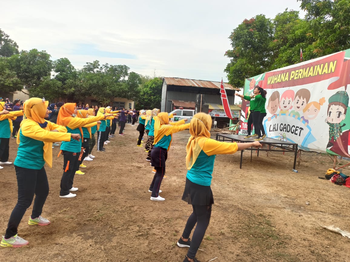 Jaga Kebugaran Tubuh,Satgas TMMD Sido Senam Bersama Warga Kedungkembar