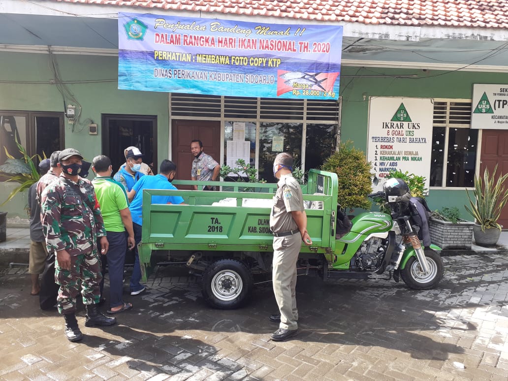 Babinsa 0816/10 Balongbendo Lakukan Pengamanan Hari Ikan Nasional