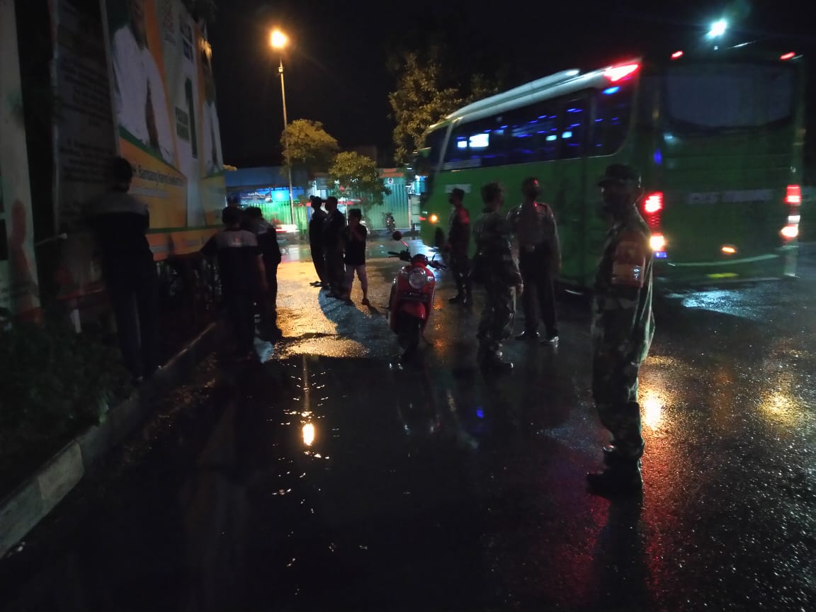 Hari tenang Pilkada, Forkopimka Prambon lakukan patroli penertiban APK