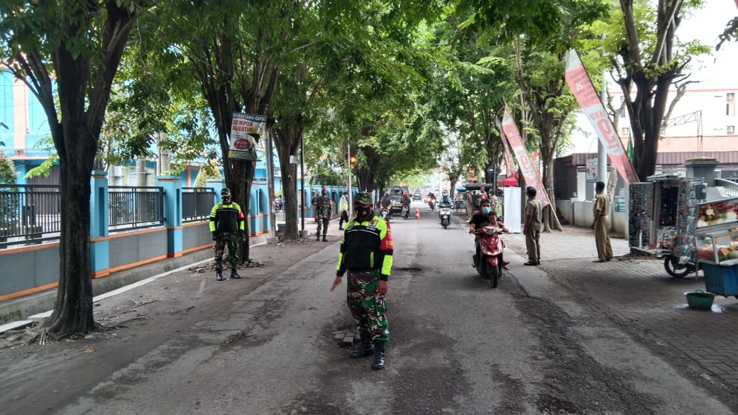 Peran Aktif Babinsa 0816/18 Sedati Dalam Ops Yustisi Protkes