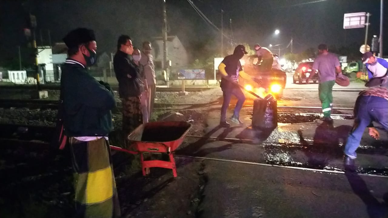 Babinsa Koramil 0816/05 Tulangan Dampingi Dinas PU Perbaiki Jalan di