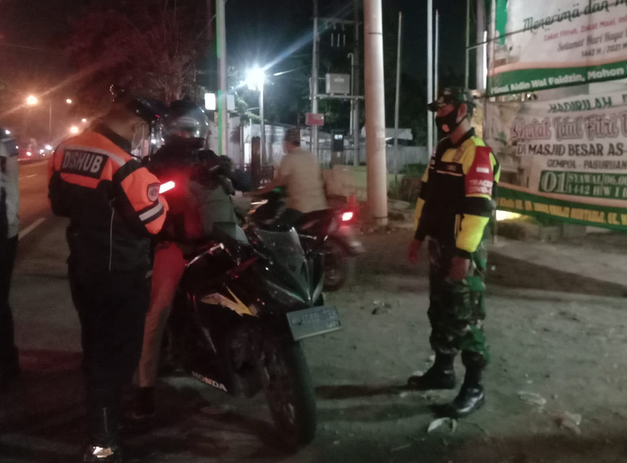 Petugas Kec Porong laksanakan penyekatan guna tekan penyebaran Covid19
