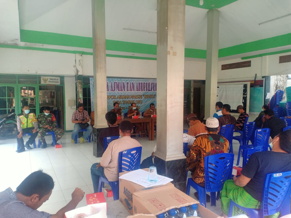 BABINSA KORAMIL 16 WARU HADIRI RAPAT SOSIALISASI PENEBALAN JALAN DESA