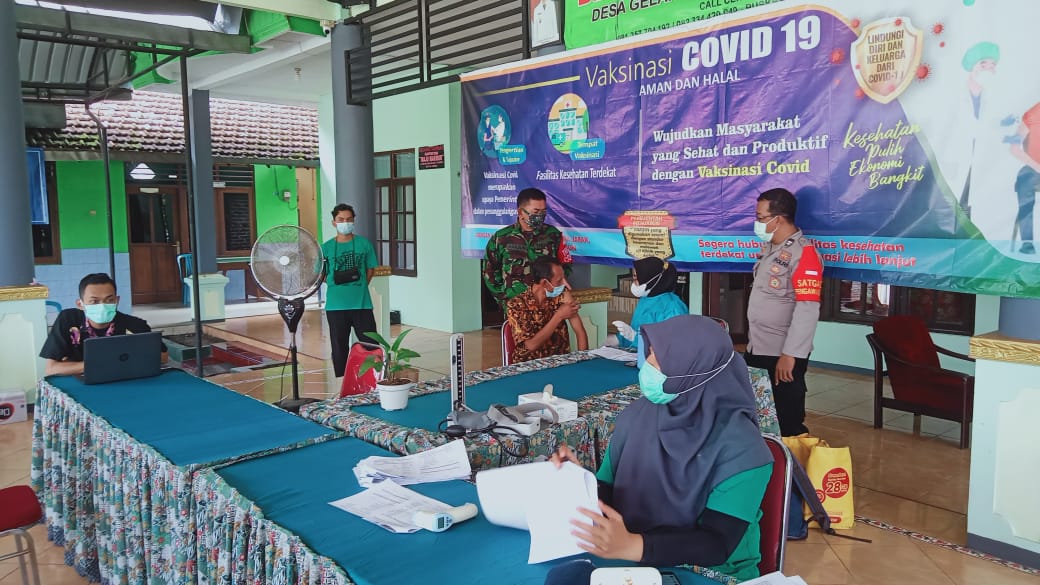 Babinsa Ramil 0816/05 Tulangan kawal Vaksinasi Covid-19 di Ds Gelang