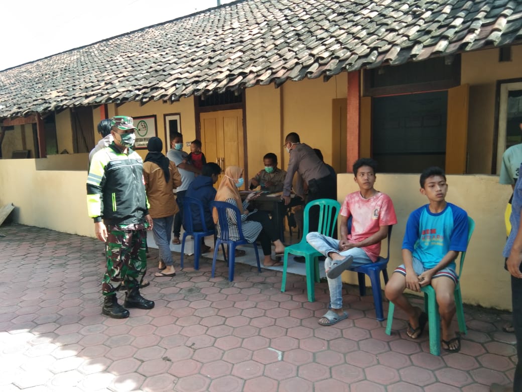 Babinsa 05 laksanakan Operasi Yustisi Dalam Rangka Penerapan prokes