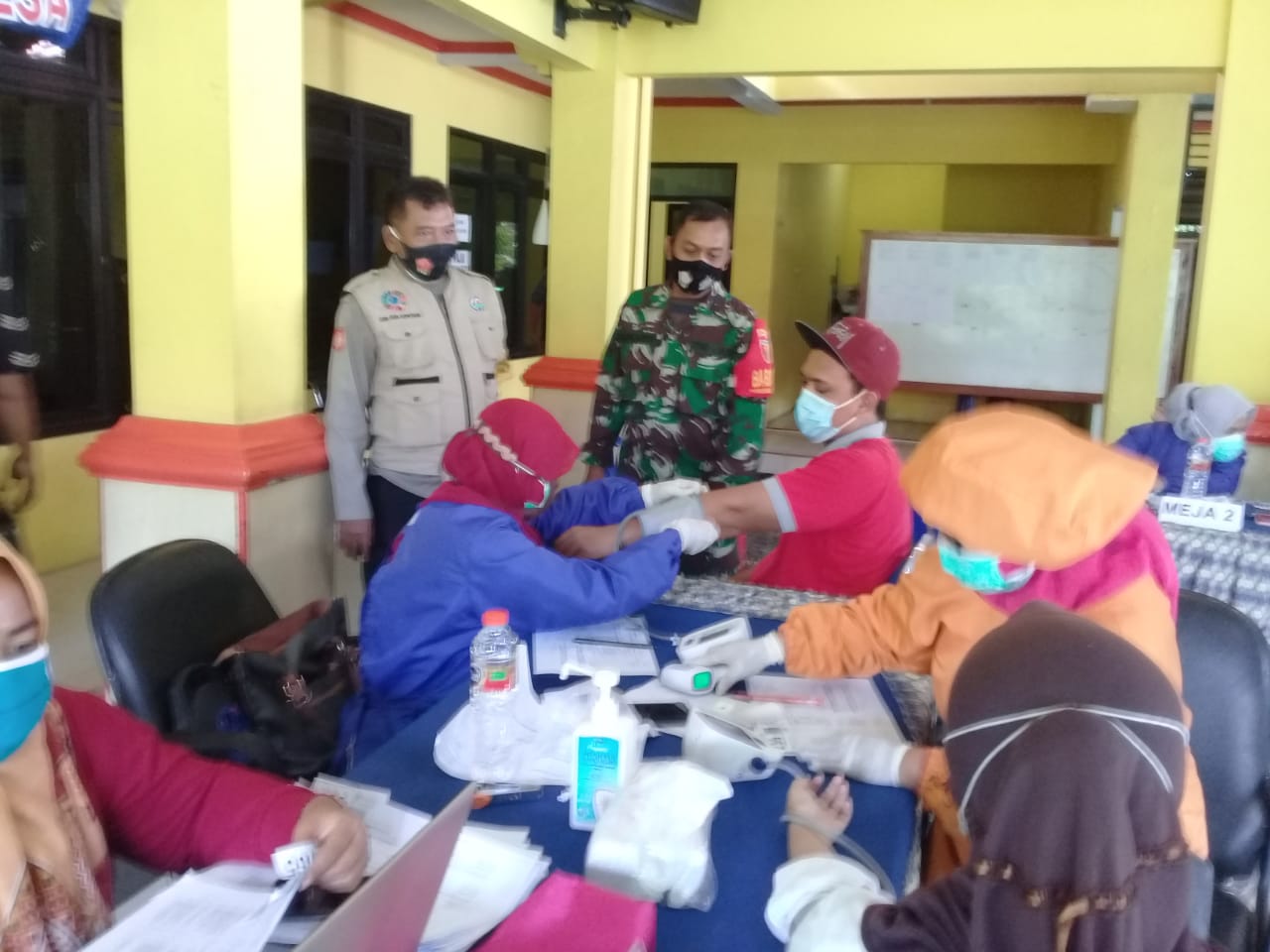 BABINSA KORAMIL 0816/05 TULANGAN MENGAWAL JALANNYA VAKSINASI DI WILAYA