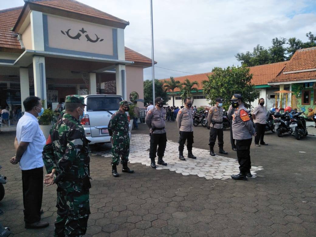 KORAMIL 0816/05 LAKSANAKAN PENGAMANAN DALAM PELAKSANAAN VAKSINASI